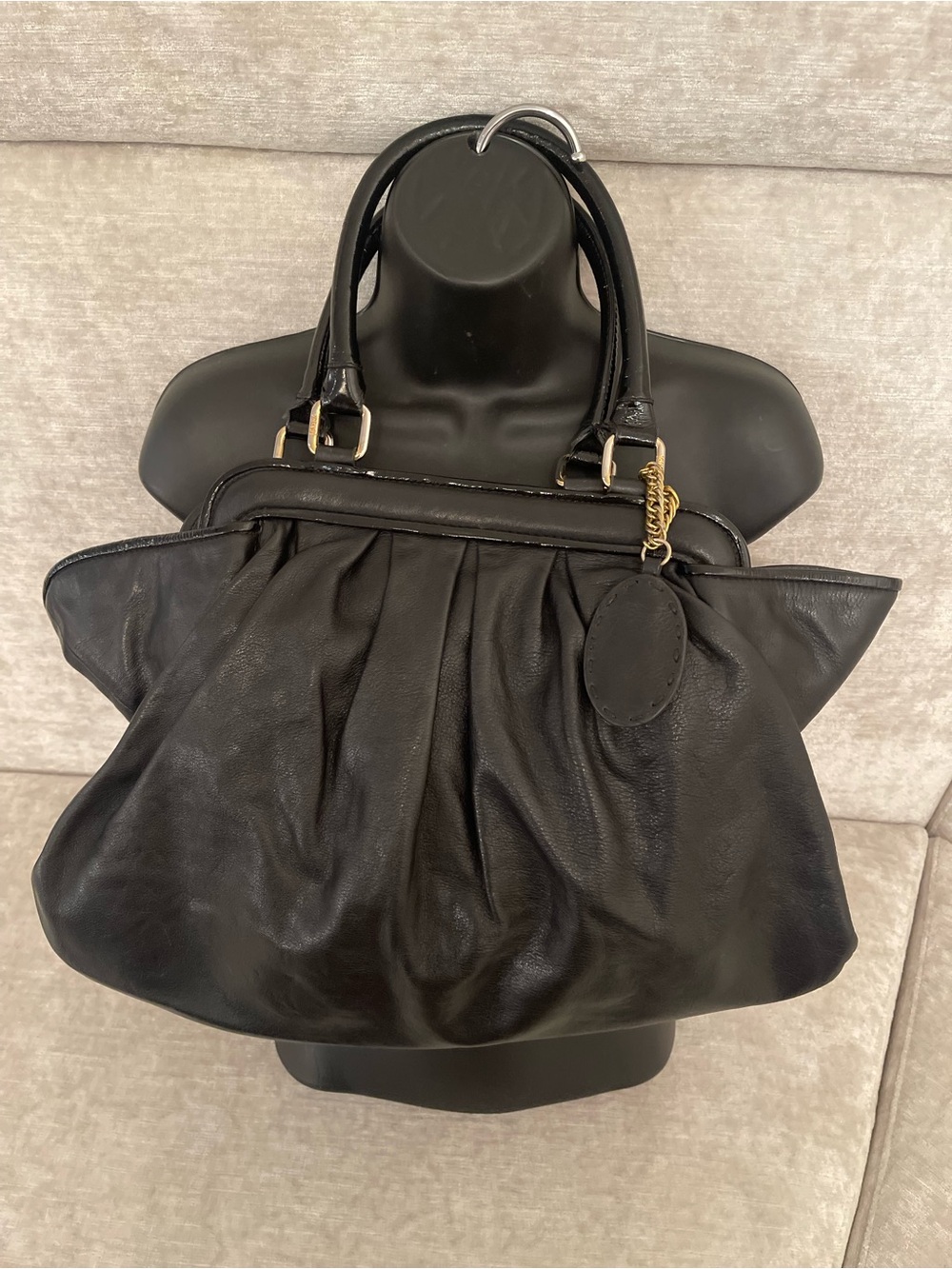 💯 authentic Black Leather Pleated Tote Handbag with Gold Tag - Picture 5 of 11